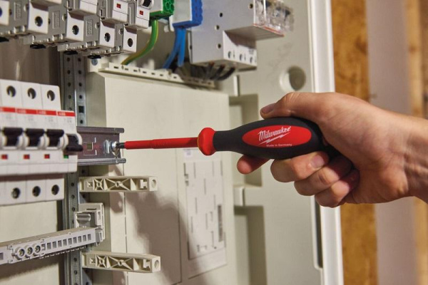 Отвертка Milwaukee  изолированая VDE PH2 x100, шт