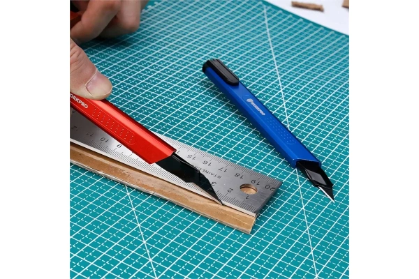 Нож с сегментным лезвием WORKPRO 9мм. с автофиксатором  WP212012 в Екатеринбурге 