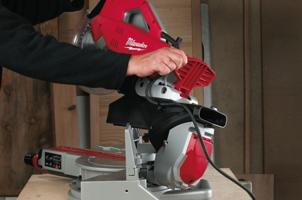 Торцовочная пила Milwaukee MS 304 DB 4933433340