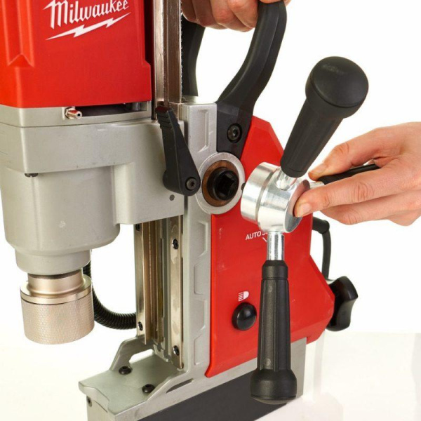 Дрель на магнитной станине Milwaukee MDP 41