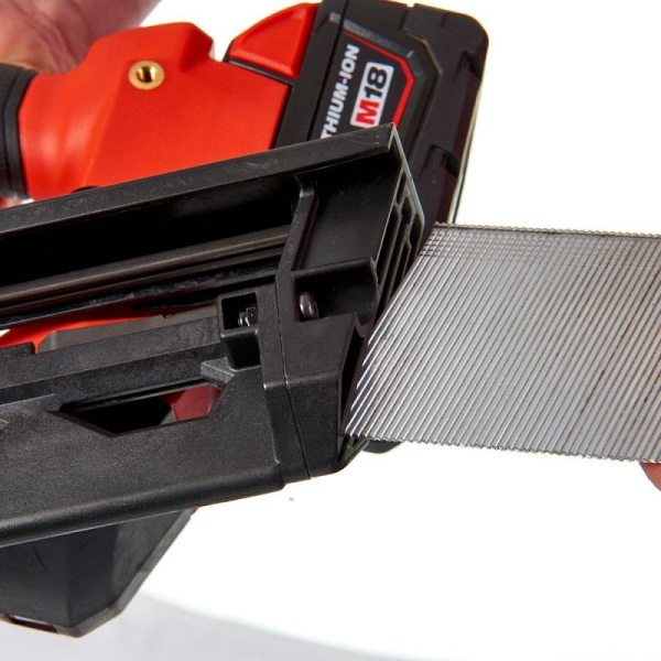 Аккумуляторный гвоздезабиватель Milwaukee M18 CN16GA-0 FUEL