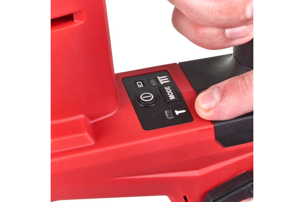 Аккумуляторный гвоздезабиватель Milwaukee M18 FN18GS-0X 4933471409